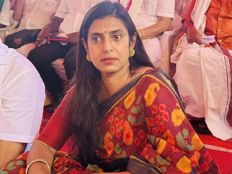 నటి కస్తూరి అరెస్ట్-తమిళనాడులోని తెలుగువాళ్లను అవమానించిందంటూ ఆమెపై కేసులు